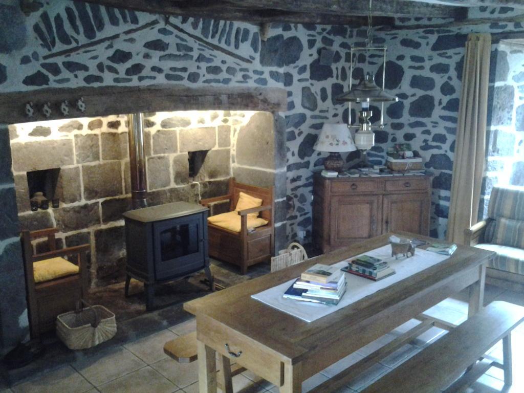 Chambre D'Hotes La Maison De Barrouze Panzió Salers Kültér fotó